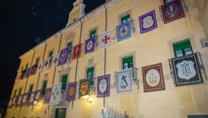 La Junta de Cofradías colabora con el Hospital de Santiago en el embellecimiento de su fachada para Semana Santa