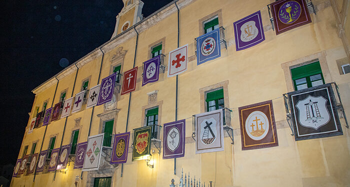 La Junta de Cofradías colabora con el Hospital de Santiago en el embellecimiento de su fachada para Semana Santa 1 La Junta de Cofradías colabora con el Hospital de Santiago en el embellecimiento de su fachada para Semana Santa