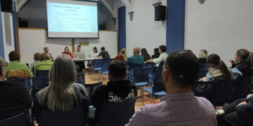 Más de veinte personas asisten a la jornada de AMEP sobre emprendimiento en Villanueva de la Jara