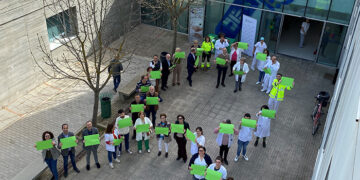 Tarancón y los profesionales del CEDT se suman al lazo verde solidario de la Asociación Española contra el Cáncer de Cuenca