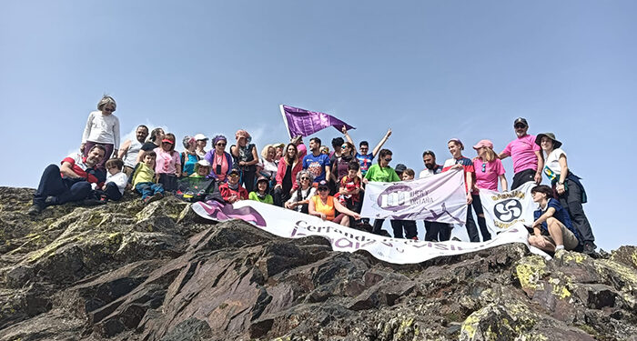 Un total de 61 personas, la gran mayoría mujeres, participaron ayer en la I Subida al Ocejón por la Igualdad