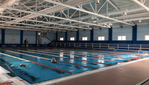 Unos 250 deportistas participan en los campeonatos de salvamento y socorrismo y de natación que acogen las piscinas del Luis Ocaña