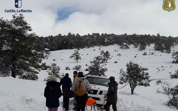 Agentes Medioambientales rescatan a cuatro personas atrapadas en un refugio en Huerta del Marquesado
