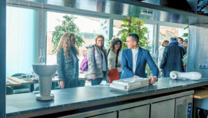 Antonio Jurado eleva lo cotidiano a obra de arte en Objetos Comunes en Natura Restaurante y Bistró