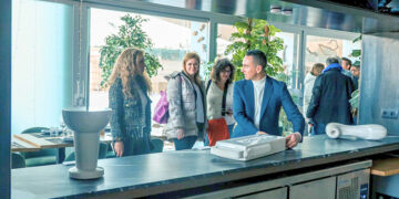 Antonio Jurado eleva lo cotidiano a obra de arte en «Objetos Comunes» en Natura Restaurante y Bistró