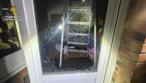 Detenida una mujer de 28 años de edad por robar en una vivienda de la urbanización “Las Fuentes” de Fuentenovilla