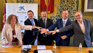 El Ayuntamiento de Cuenca y MicroBank firman un convenio de colaboración para incentivar el autoempleo y la actividad emprendedora
