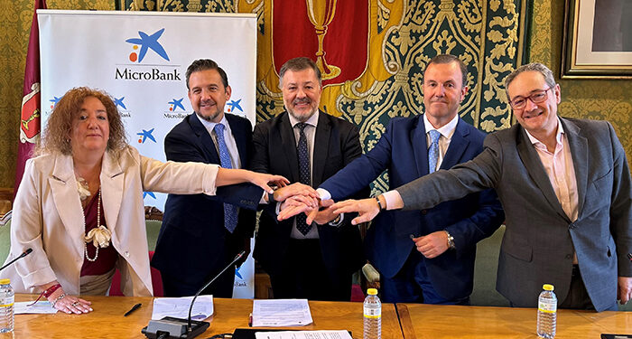 El Ayuntamiento de Cuenca y MicroBank firman un convenio de colaboración para incentivar el autoempleo y la actividad emprendedora