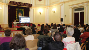 El Salón de Actos de la Diputación de Cuenca congrega a más de 60 mujeres en la charla POD.E.RÍO impartida por la conquense Lucía Lamas