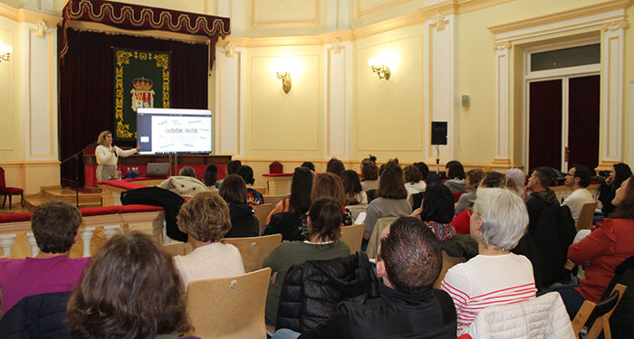 El Salón de Actos de la Diputación de Cuenca congrega a más de 60 mujeres en la charla POD.E.RÍO impartida por la conquense Lucía Lamas 1 El Salón de Actos de la Diputación de Cuenca congrega a más de 60 mujeres en la charla POD.E.RÍO impartida por la conquense Lucía Lamas