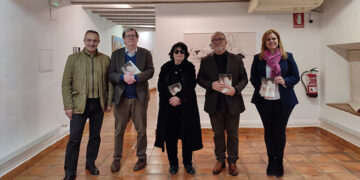 Elvireta Escobio presenta en la FAP “Conversaciones sobre Manolo Millares. Elvireta Escobio, bajo la piel de la arpillera”