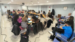 Estudiantes de Enfermería y Fisioterapia charlan con Salinas sobre salud pública en Cabanillas