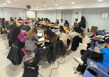 Estudiantes de Enfermería y Fisioterapia charlan con Salinas sobre salud pública en Cabanillas