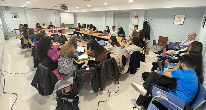 Estudiantes de Enfermería y Fisioterapia charlan con Salinas sobre salud pública en Cabanillas