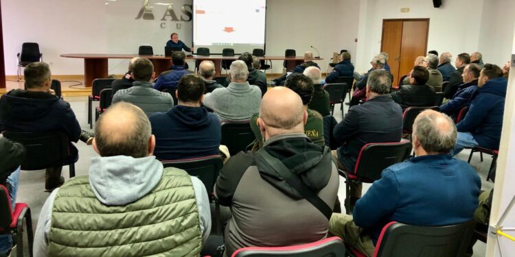 Asaja Cuenca considera insuficiente el presupuesto de la nueva ayuda al girasol y propondrá modificaciones a la Consejería 1 foto reunion3