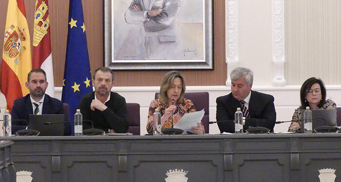 Guarinos apela y reivindica la igualdad real entre hombres y mujeres con una declaración en el Pleno