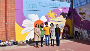 La artista Cristina Domínguez, premiada en el Día Internacional de las Mujeres, realiza un mural en el CEIP ‘Hermanos Valdés’ de la capital