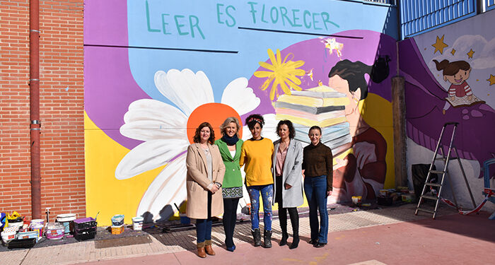 La artista Cristina Domínguez, premiada en el Día Internacional de las Mujeres, realiza un mural en el CEIP ‘Hermanos Valdés’ de la capital 1 La artista Cristina Domínguez, premiada en el Día Internacional de las Mujeres, realiza un mural en el CEIP ‘Hermanos Valdés’ de la capital