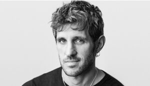 Las Casas Ahorcadas conmemora el Día de la Mujer con el homenaje a su madre de Jota Linares