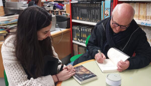 Miguel Romero protagoniza el primer Encuentro de Autor del año en la Biblioteca Municipal de Iniesta
