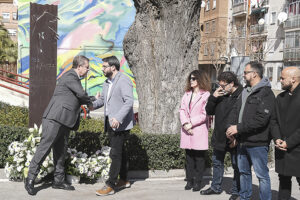 Page participa en el acto de recuerdo del 11M en Azuqueca