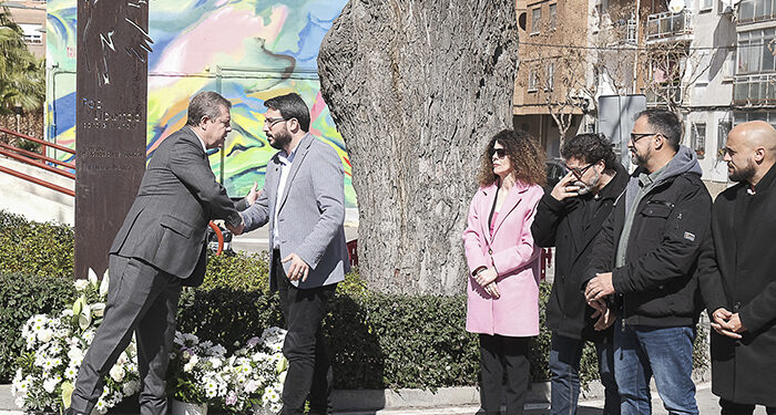 Page participa en el acto de recuerdo del 11M en Azuqueca