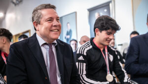 Page subraya que la identidad “positiva” y “optimista” de Castilla-La Mancha permite también sostener inversiones en “deporte o educación”