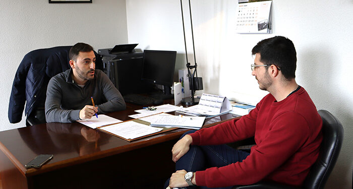 Román García se reúne con los alcaldes de Albares y Hueva 1 Román García se reúne con los alcaldes de Albares y Hueva