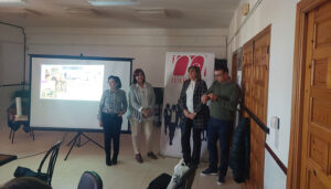 Una docena de personas reciben asesoramiento empresarial en Cañada Juncosa de la mano de AMEP