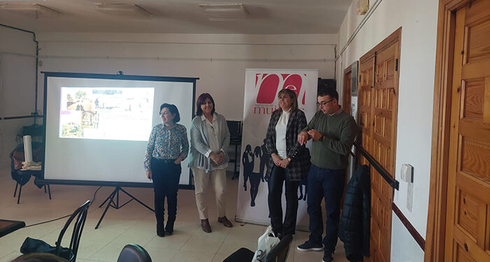 Una docena de personas reciben asesoramiento empresarial en Cañada Juncosa de la mano de AMEP