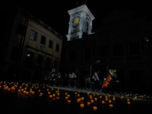 Una hora para el recuerdo de las víctimas del 11M con velas y música de cuerda en la Plaza Mayor de Guadalajara