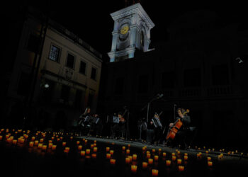 Una hora para el recuerdo de las víctimas del 11M con velas y música de cuerda en la Plaza Mayor de Guadalajara Una hora para el recuerdo de las víctimas del 11M con velas y música de cuerda en la Plaza Mayor de Guadalajara