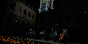 Una hora para el recuerdo de las víctimas del 11M con velas y música de cuerda en la Plaza Mayor de Guadalajara