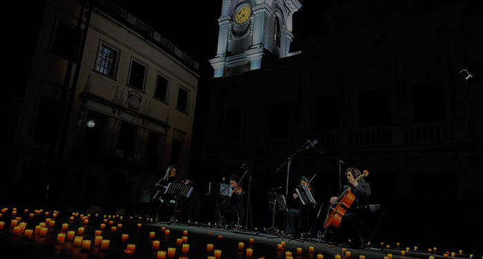 Una hora para el recuerdo de las víctimas del 11M con velas y música de cuerda en la Plaza Mayor de Guadalajara