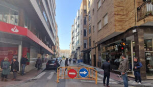 Una oquedad obliga a cortar al tráfico el tramo de C Sánchez Vera entre Colón y la intersección de Princesa Zaida con Marcelino Menéndez Pelayo