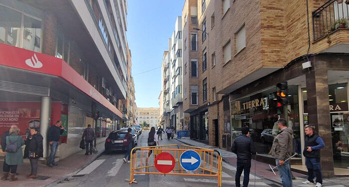 Una oquedad obliga a cortar al tráfico el tramo de C/ Sánchez Vera entre Colón y la intersección de Princesa Zaida con Marcelino Menéndez Pelayo 1 Una oquedad obliga a cortar al tráfico el tramo de C Sánchez Vera entre Colón y la intersección de Princesa Zaida con Marcelino Menéndez Pelayo