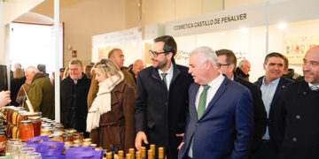 Vega inaugura la Feria Apícola manifestando el apoyo incondicional de la Diputación al sector primario