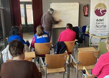 ADEL forma en digitalización a setenta personas de entre 60 y 80 años en la Sierra Norte