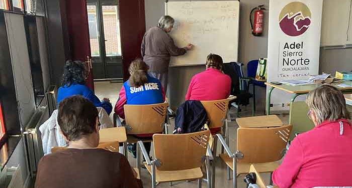 ADEL forma en digitalización a setenta personas de entre 60 y 80 años en la Sierra Norte 1 ADEL forma en digitalización a setenta personas de entre 60 y 80 años en la Sierra Norte