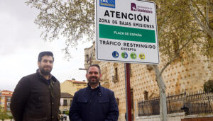 Abierta la Zona de Bajas Emisiones en Guadalajara con las señales de acceso ya destapadas en las calles afectadas