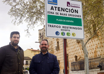 Abierta la Zona de Bajas Emisiones en Guadalajara con las señales de acceso ya destapadas en las calles afectadas