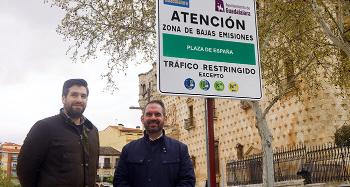 Abierta la Zona de Bajas Emisiones en Guadalajara con las señales de acceso ya destapadas en las calles afectadas