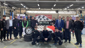 Alumnado de FP del instituto de Aguas Vivas fabrica un vehículo que competirá en el circuito de autocross de Alcolea del Pinar