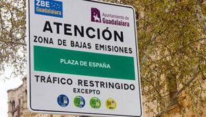 Correos facilita la adquisición de distintivos ambientales de la DGT para acceder a la Zona de Bajas Emisiones de Guadalajara