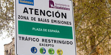 Correos facilita la adquisición de distintivos ambientales de la DGT para acceder a la Zona de Bajas Emisiones de Guadalajara