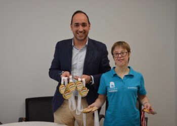 Marta Martínez visita Guadalagua para enseñar sus últimas once medallas