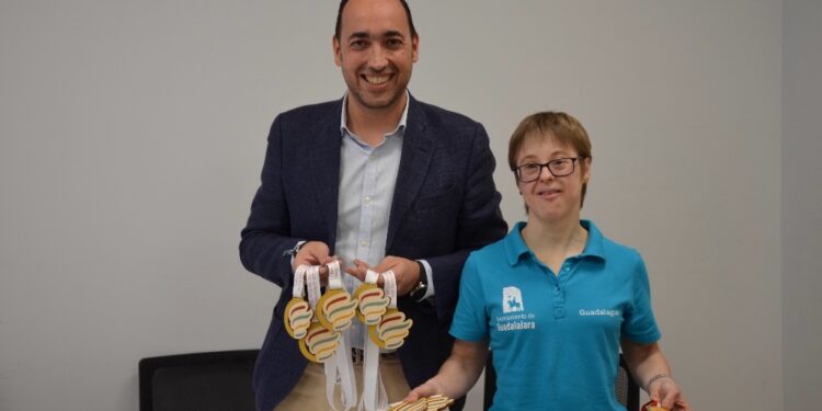 Marta Martínez visita Guadalagua para enseñar sus últimas once medallas 1 Marta Martínez visita Guadalagua para enseñar sus últimas once medallas