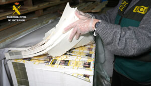 Detenciones en Azuqueca tras una operación de la Guardia Civil donde ha intervenido cerca de 33 toneladas de hoja de tabaco y 6 millones de cigarrillos falsificados