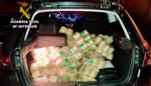 Detenido por robar cosméticos de un camión en Torija los cargaba en un coche robado