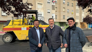 Dolz y Cavero visitan las obras de asfaltado en la Plaza del Cinematógrafo